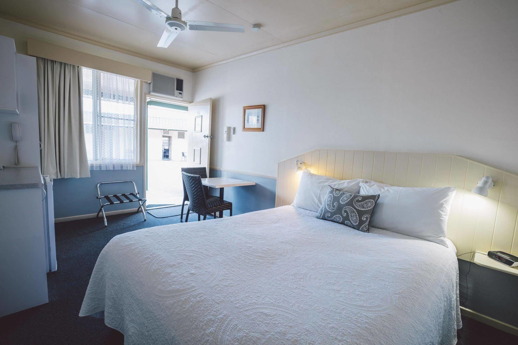 Boulevard Motel Станторп Экстерьер фото