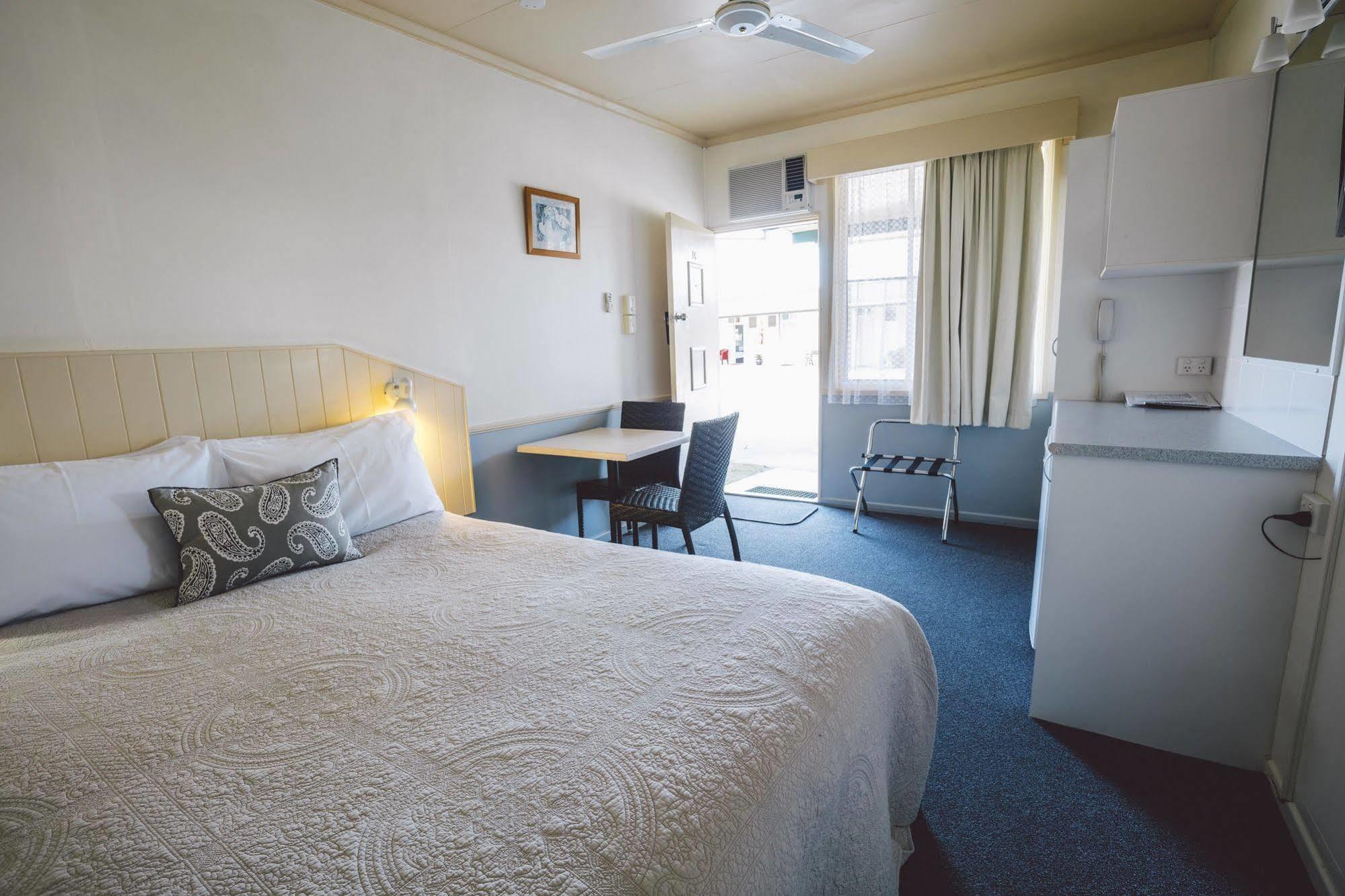 Boulevard Motel Станторп Экстерьер фото